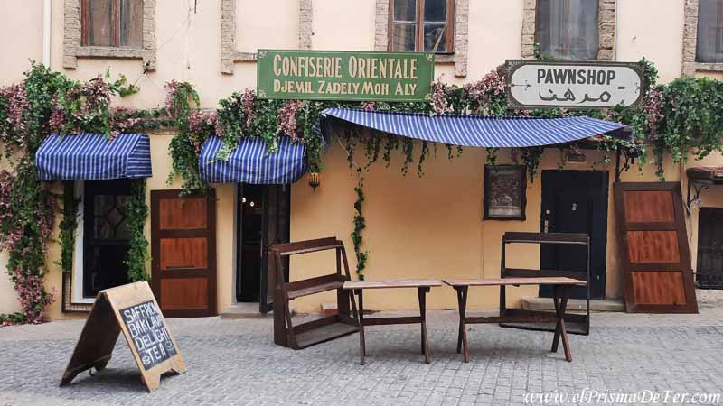 Parece un montaje, pero son las calles del casco antiguo de Bakú