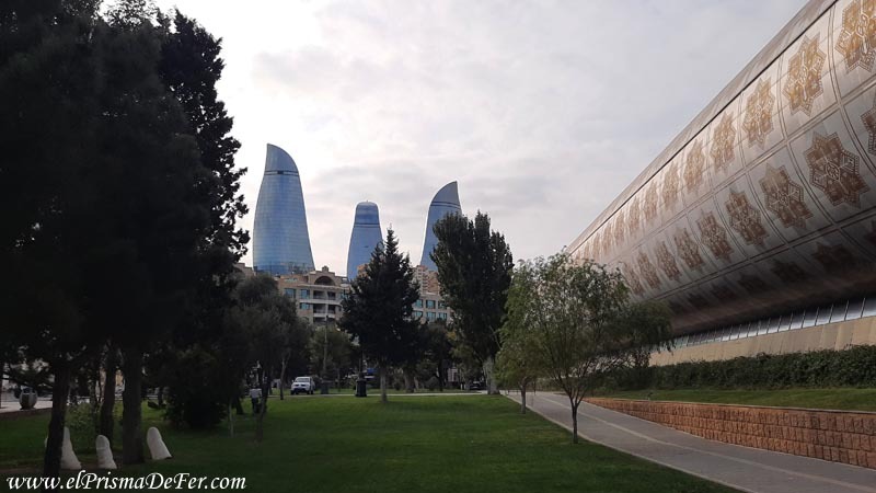 El Museo de alfombras y de fondo las Flame Towers