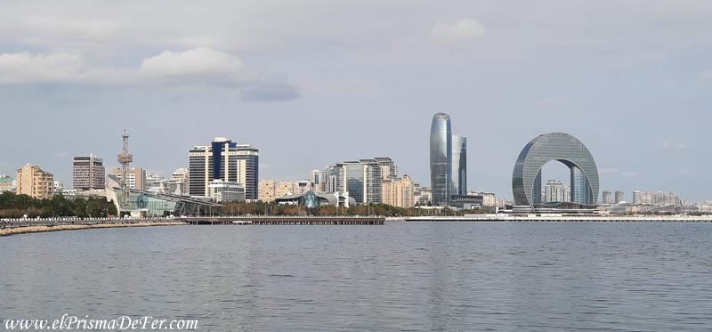 Vista del Mar Caspio con el skyline de Bakú