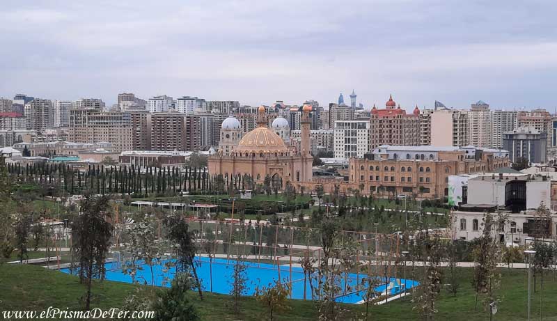 Parque alrededor de la Mezquita Taza Pir en Bakú