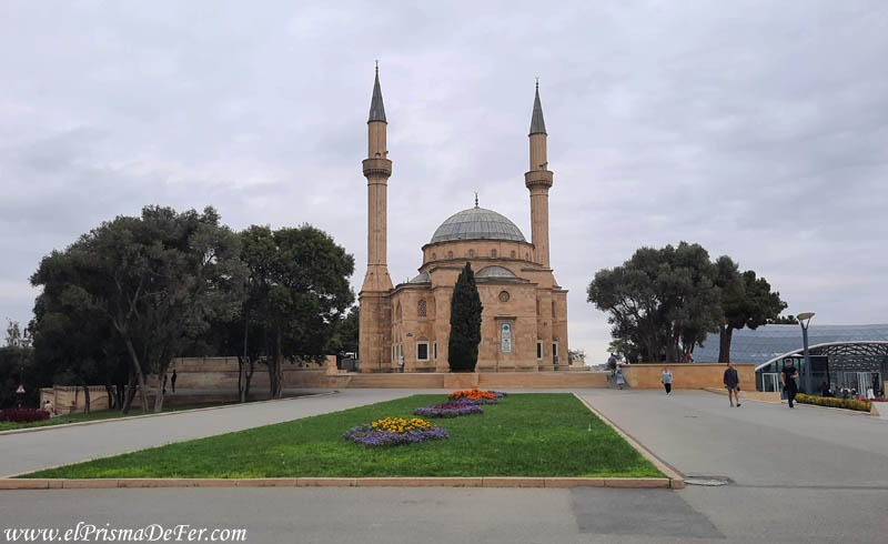 La estación del funicular junto a una Mezquita - Bakú