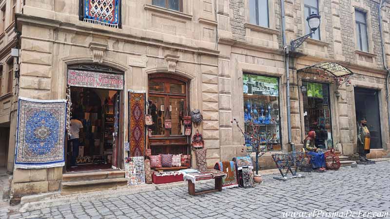 Calles empedradas del casco antiguo de Bakú