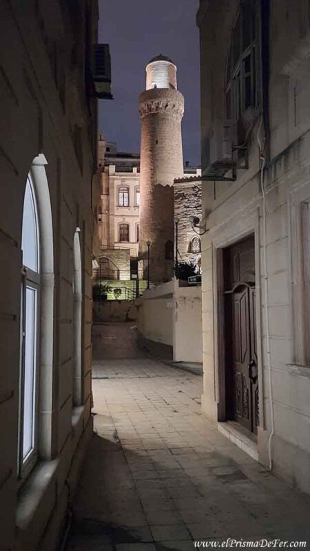 Calles dentro del Casco antiguo de Bakú por la noche