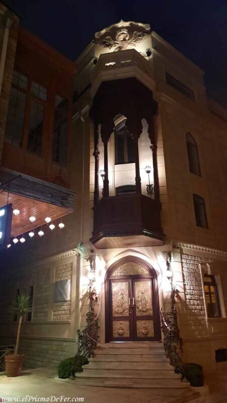 Fachada típica del casco histórico de Bakú