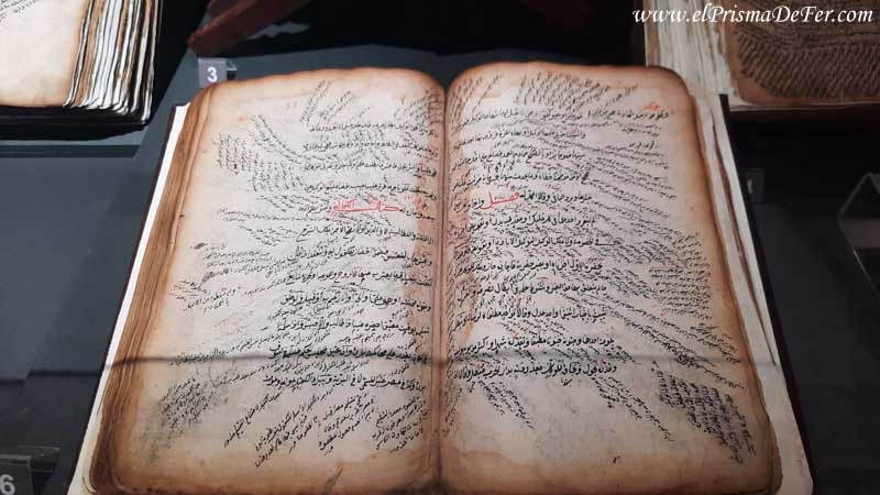 Libro con escrituras antiguas - Museo de Baku