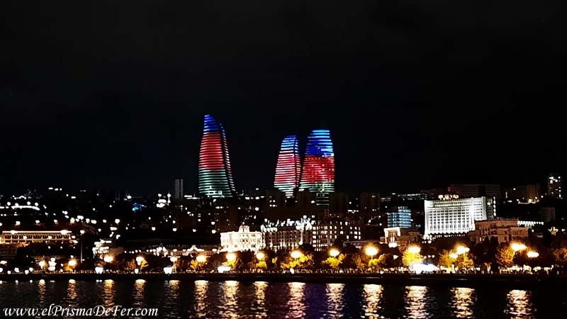 Las Flame Tower de Bakú iluminadas en la noche