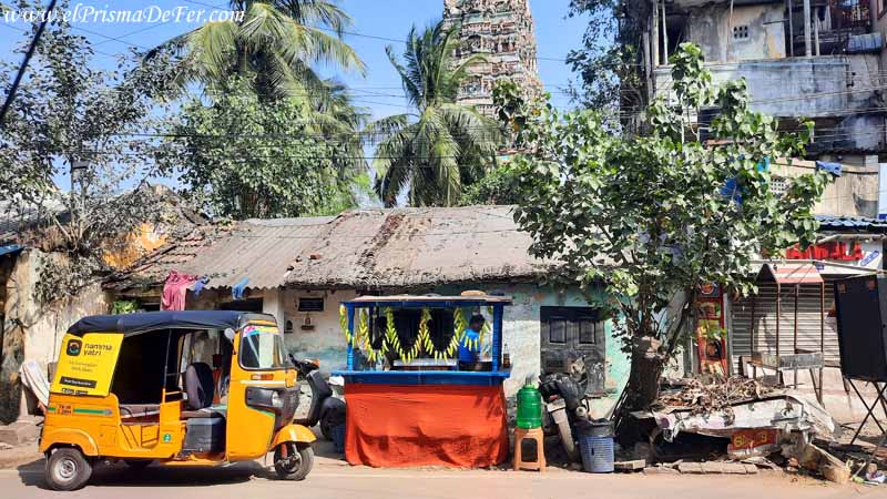 Tuk Tuk estacionado en una calle con un templo hindú de fondo