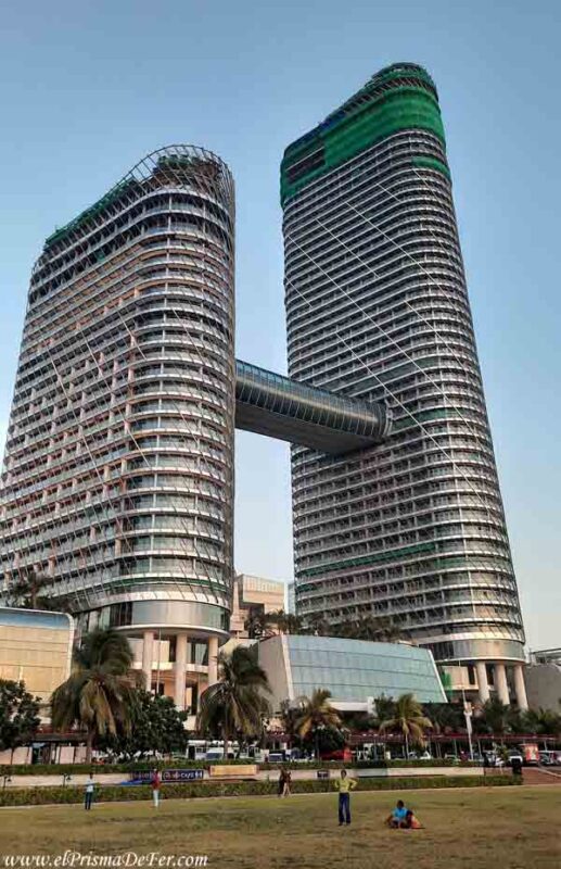 Edificios modernos sobre la costa de Colombo