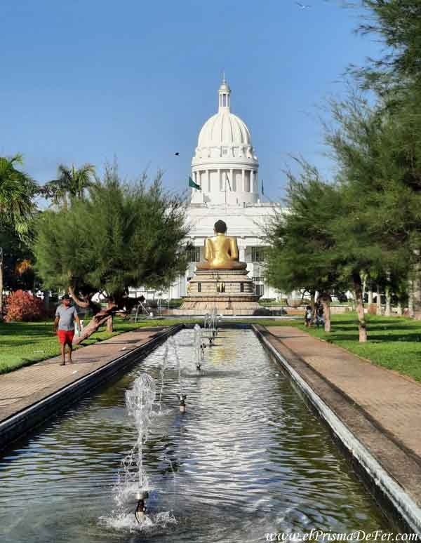 Viharamahadevi Park en Colombo, de fondo el Buda Dorado