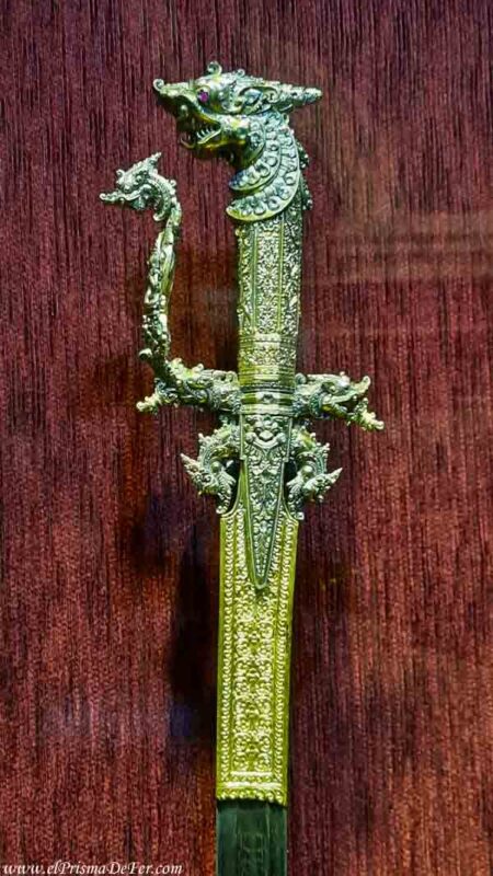 Un daga antigua en el Museo de Sri Lanka