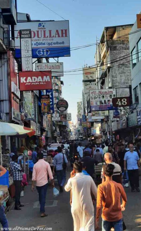 Algunos barrios está repleto de personas en Colombo