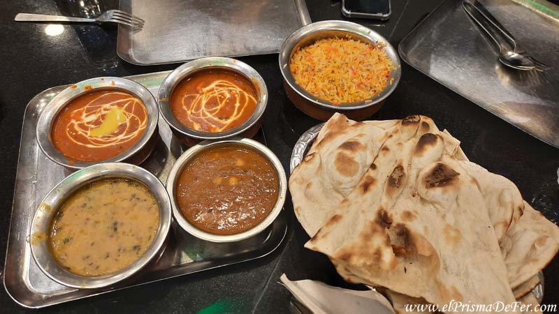 Comida al estilo Indio, con curry y naan