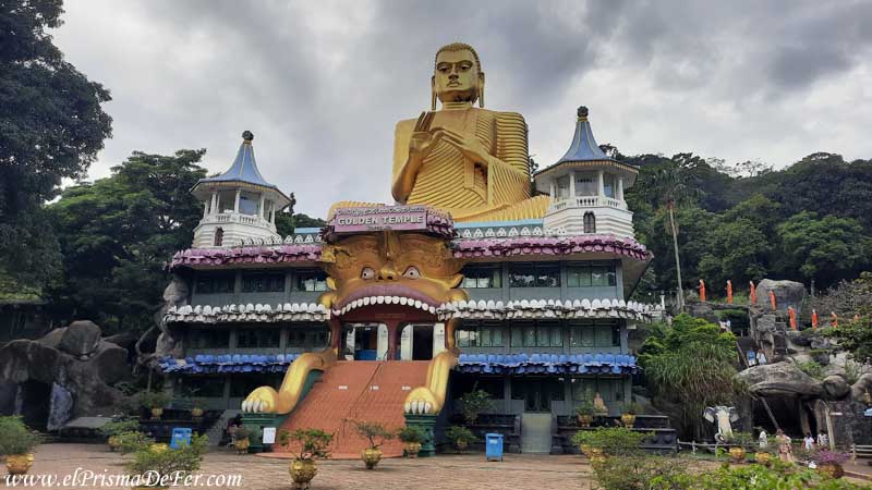 Entrada al Templo Dorado en Dambulla