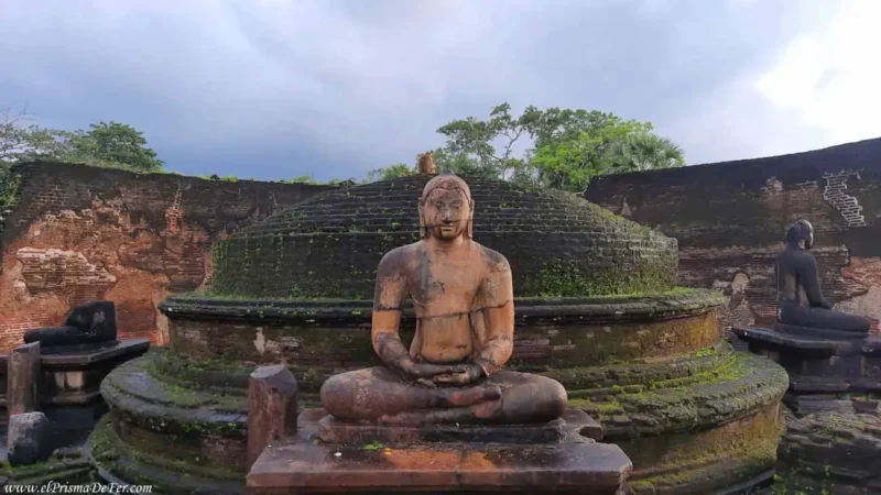 Ruinas en la ciudad antigua de Polonnaruwa en Sri Lanka