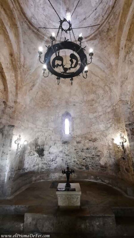 Interior de la Iglesia Albanesa en Kish - Azerbaiyán