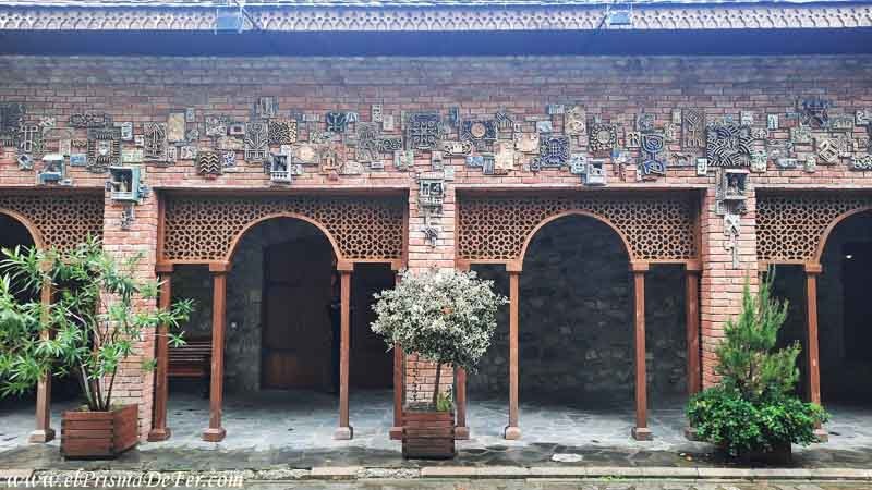 Dentro de la muralla se encuentran establecimientos con arte local