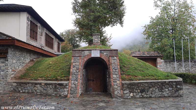Construcciones antiguas dentro de la fortaleza de Sheki