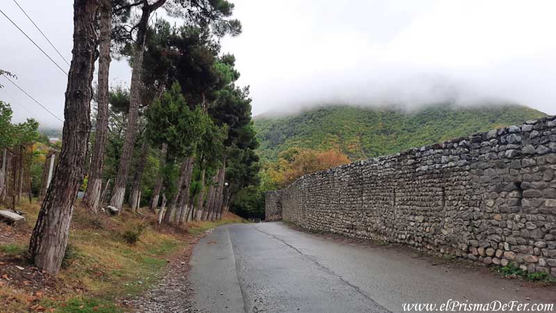 Alrededor de la muralla en un día gris - Sheki
