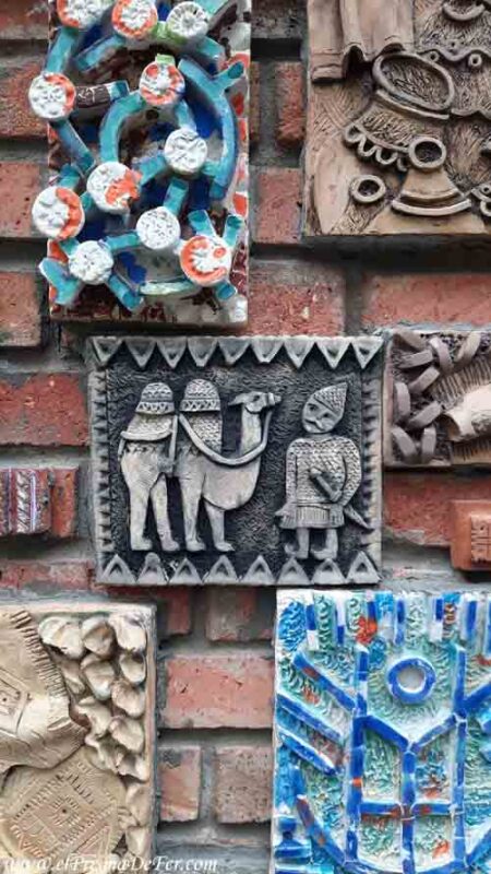 Piezas artesanales en un muro