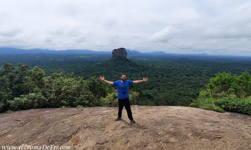 En un mirador donde se aprecia la Roca de Sigiriya