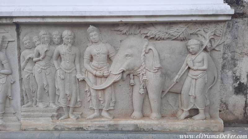 Relieve con historia en Anuradhapura