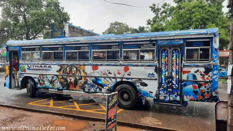 Un bus colorido típico de Sri Lanka