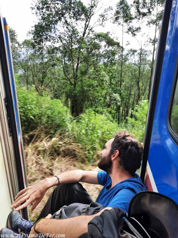 Sentado donde podía en el tren de Kandy y Ella