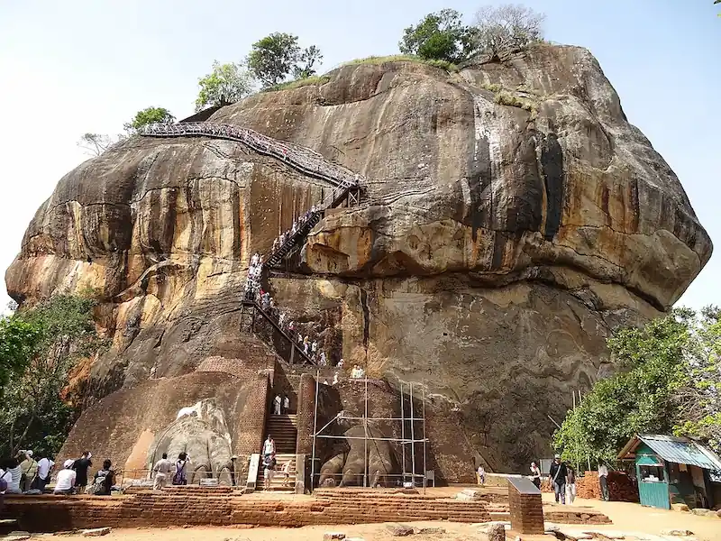 Escaleras para subir a Sigiriya