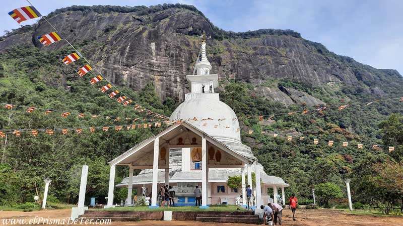 Estupa blanca en el camino a la cima de Adam´s Peak