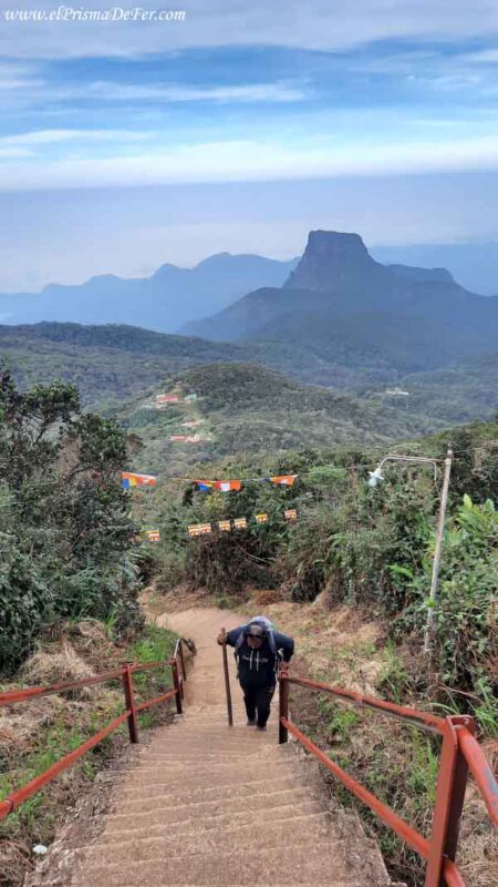 Peregrino subiendo al Adam´s Peak en Sri Lanka