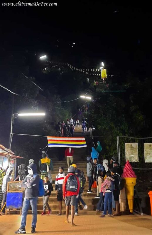 Peregrinos subiendo el Adam´s Peak durante la madrugada
