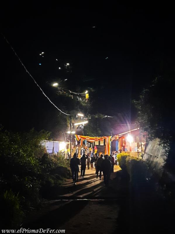 Comienzo del ascenso al Adam´s Peak durante la noche