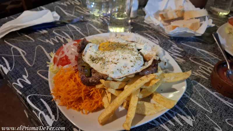 Lomo con huevo frito y ensaladas