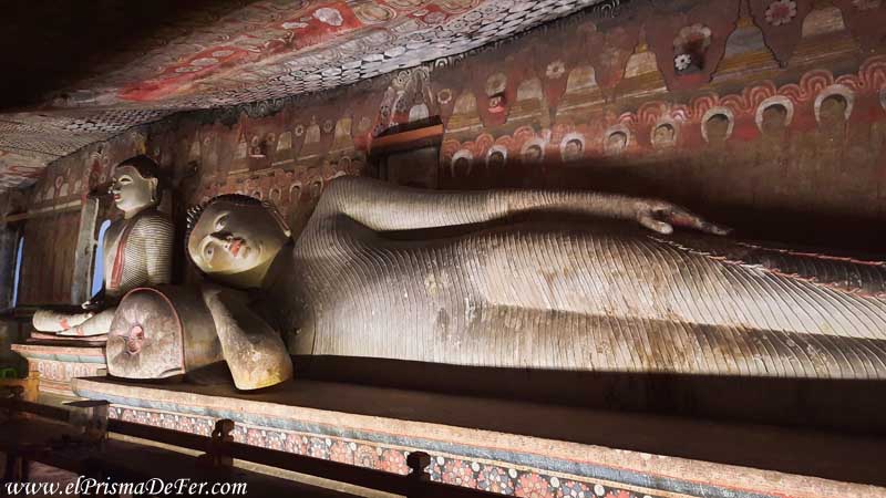 Estatua de un Buda reclinado dentro de las cuevas de Dambulla
