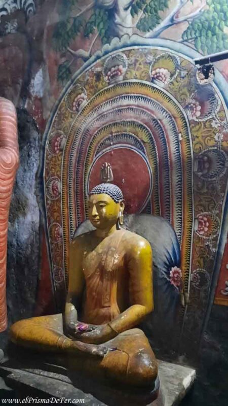 Budas y pinturas en las cuevas de Dambulla
