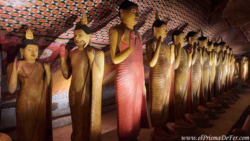 Fila de Buda dentro de las cuevas - Sri Lanka