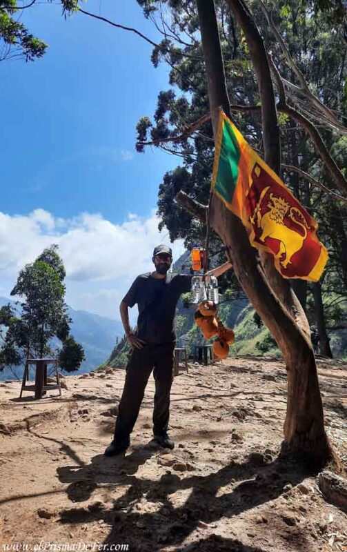 Posando con la Bandera de Sri Lanka, camino a la cima de Ella Rock