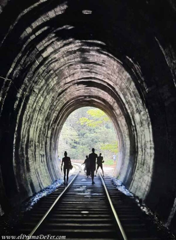 Tunel del tren que une Ella con el famoso puente de nueve arcos