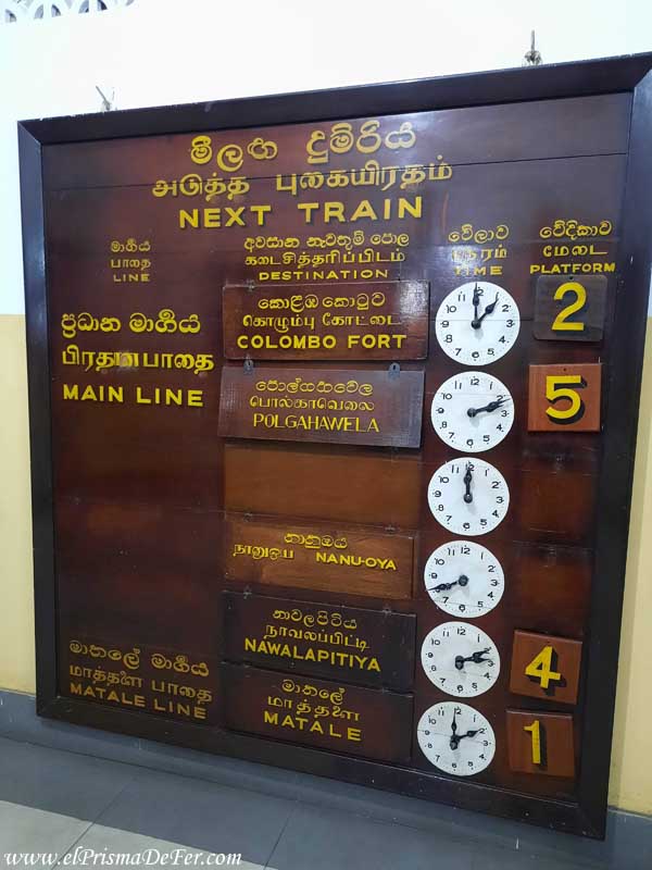 Cartel con horarios y destinos de los trenes en Kandy