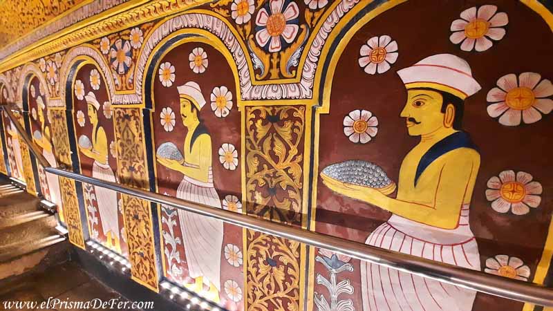 Pasillo dentro del Templo de la Reliquia en Kandy