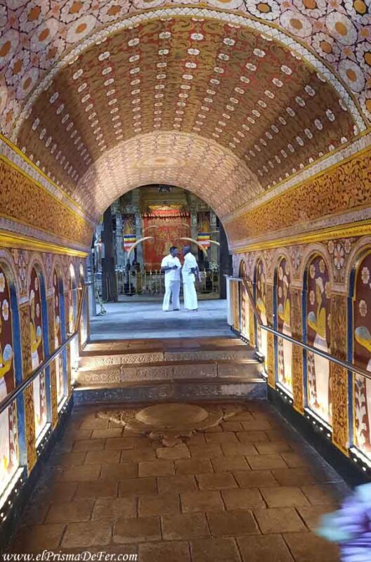 Pasillo donde pasan durante la ceremonia que sacan la reliquia