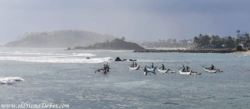 Pesqueros de Sri Lanka en las playas del sur