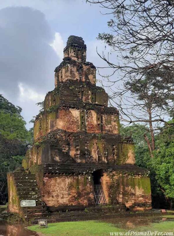 Ruinas dentro del Quadrangle de Polonnaruwa