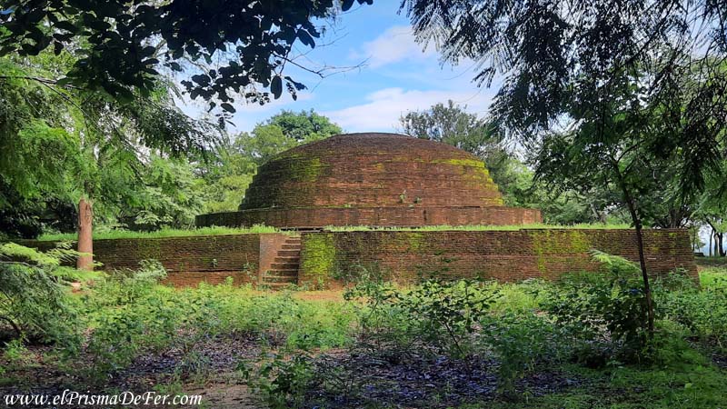 Demala Maha Seya, la estupa inacabada