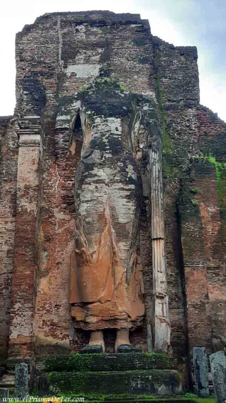 El Buda sin cabeza de Lankatilaka en Polonnaruwa