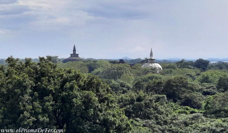 Vista de las dos estupas o dagobas de Polonnaruwa