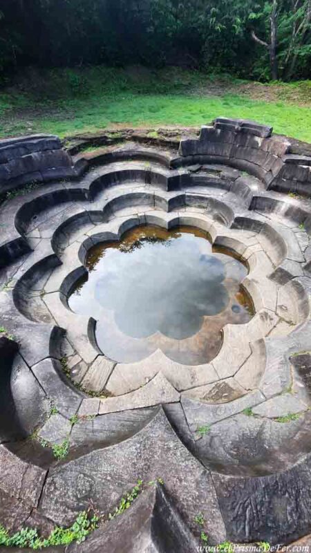 Piscina ceremonial en forma de flor de loto
