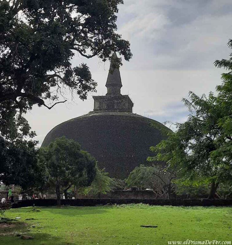 La estupa o dagoba Rankoth Vehera