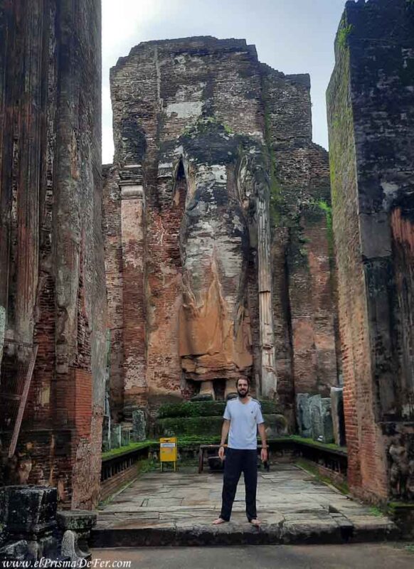 Entre los muros de Lankatilaka