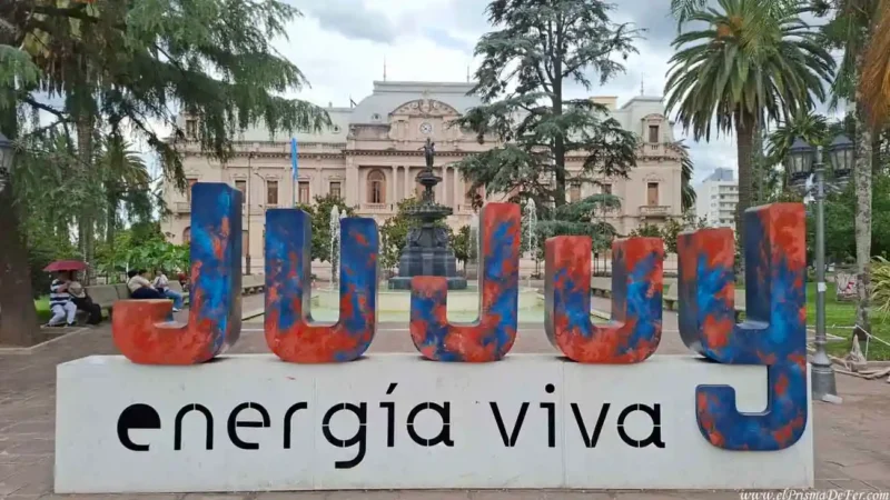Cartel en la plaza principal de San Salvador de Jujuy